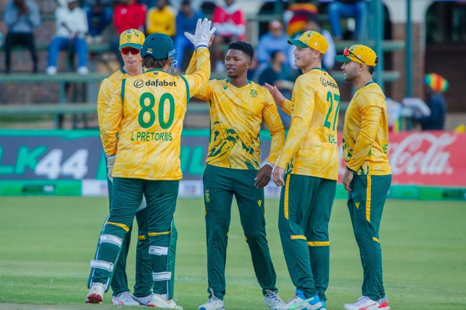 Nqabayomzi Peter celebrates with his team-mates after dismissing Clive Madande, Zimbabwe vs South Africa, Harare, T20I tri-series, July 14, 2025