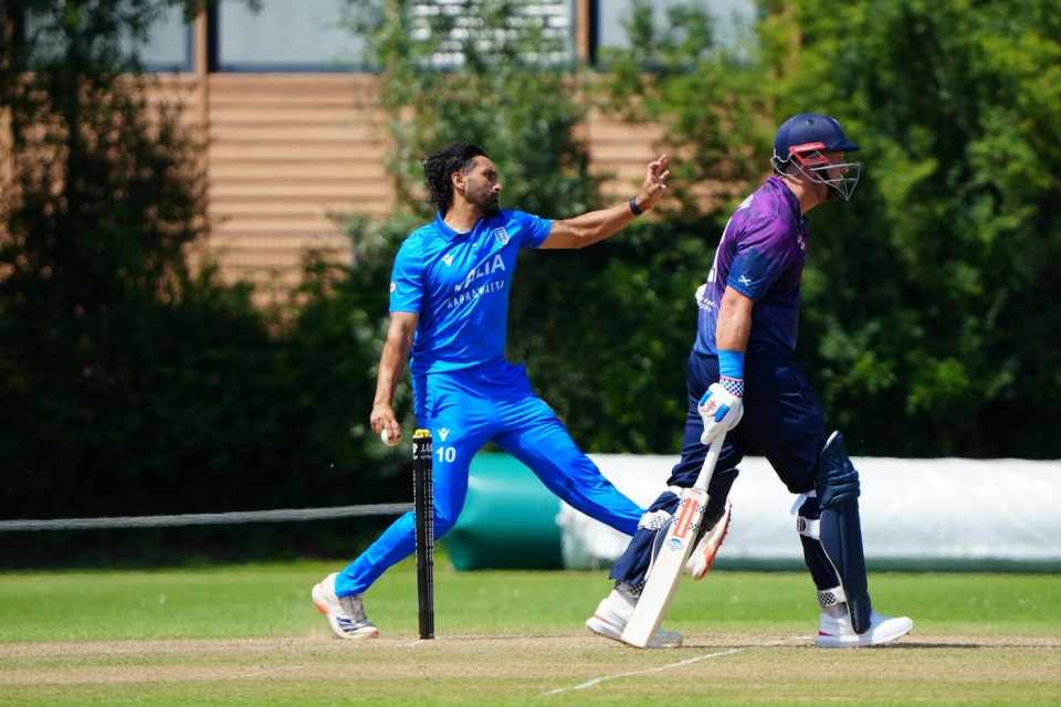 Jaspreet Singh bowls, Italy vs Scotland, ICC Men's T20 World Cup Europe Region Final, The Hague, July 9, 2025