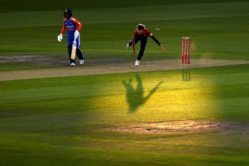 Issy Wong bowls, England v India, 4th women's T20I, Old Trafford, July 9, 2025