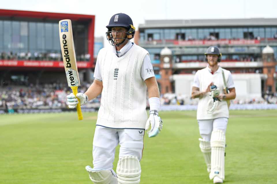 Joe Root acknowledges the crowd's applause while walking back at tea, England vs India, 4th Test, Manchester, 3rd day, July 25, 2025