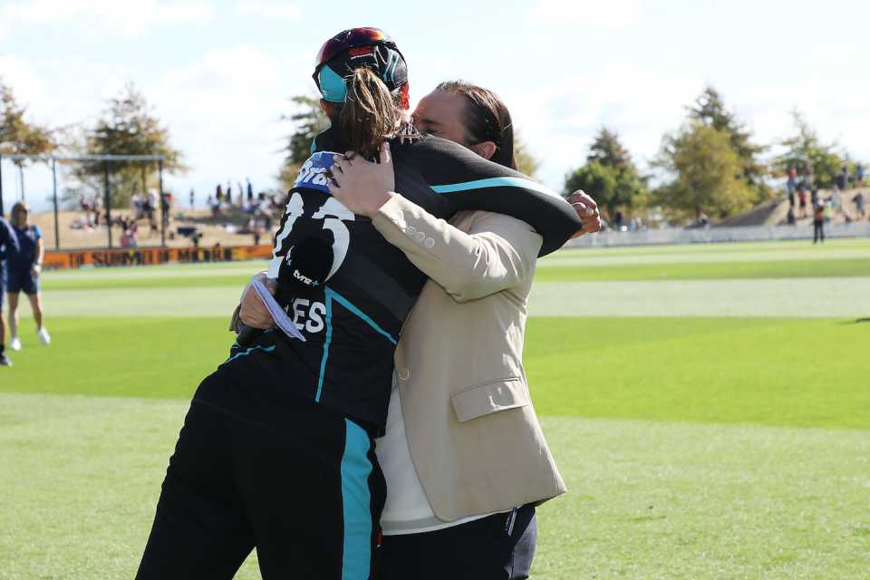 Katey Martin gets a big hug from Suzie Bates, England vs New Zealand, 3rd Women's T20I, Canterbury, July 11, 2024
