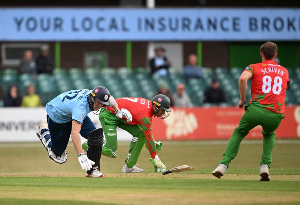 Zak Chappell tries - and fails - to scamper through for the winning run, Leicestershire vs Derbyshire, Grace Road, Metro Bank One-Day Cup, August 20, 2025