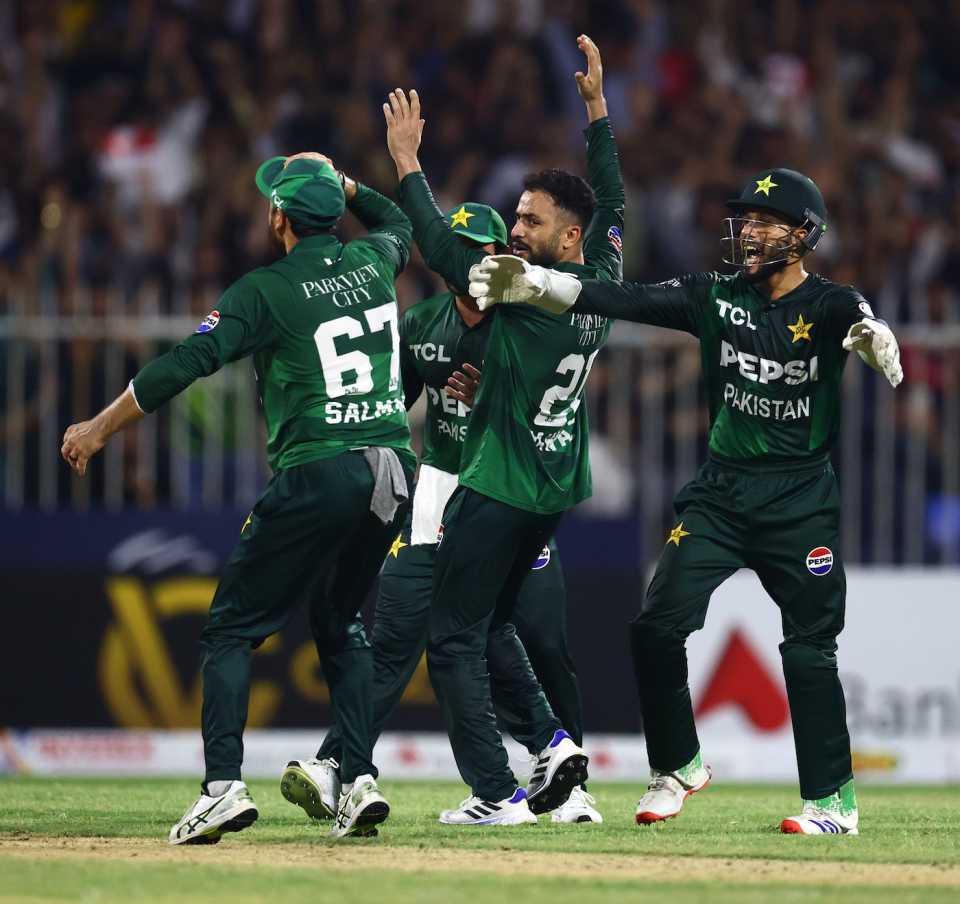 Mohammad Nawaz celebrates with team-mates after sending back Darwish Rasooli, Afghanistan vs Pakistan, final, UAE T20 tri-series, Sharjah, September 7, 2025