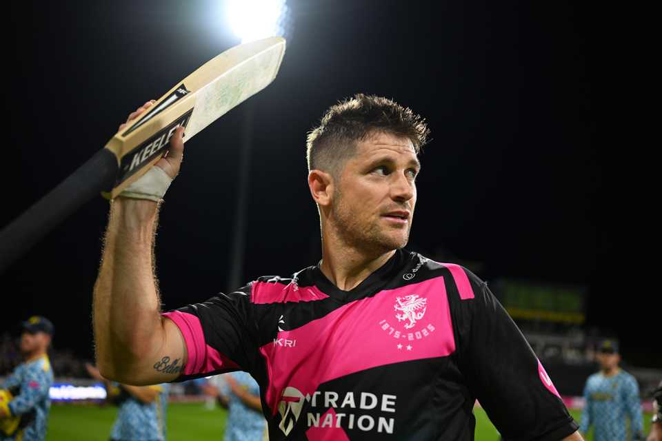 Sean Dickson salutes the Taunton crowd for one last time, Somerset vs Birmingham, Vitality Blast, quarter-final, Taunton, September 6, 2025