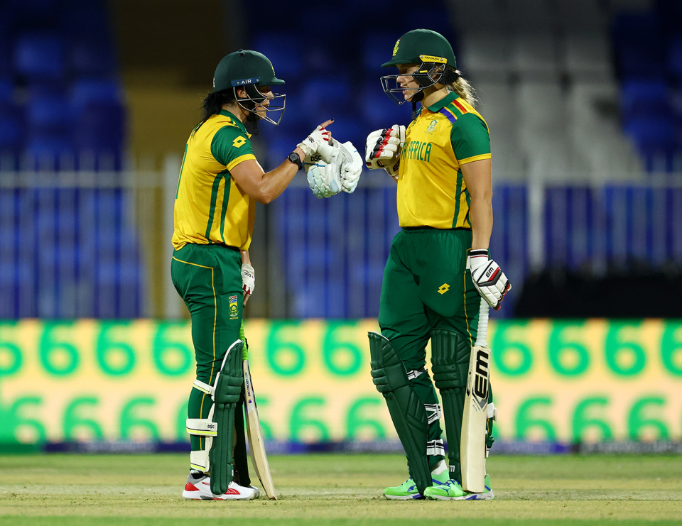 Marizanne Kapp and Annerie Dercksen have a chat in the middle, England vs South Africa, Group B, Women's T20 World Cup, Sharjah, October 7, 2024