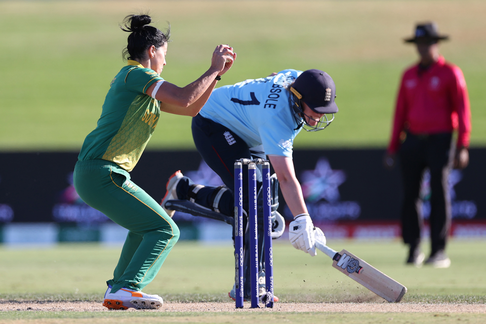Marizanne Kapp looks to run out Anya Shrubsole, England vs South Africa, Women's World Cup 2022, Mount Maunganui, March 14, 2022