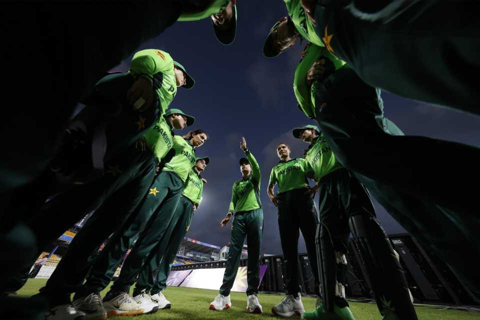 Fatima Sana speaks in a huddle, Bangladesh vs Pakistan, Women's ODI World Cup, Colombo, October 2, 2025