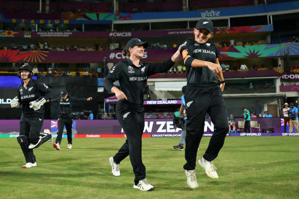 Brooke Halliday and Eden Carson play about while making their way out, New Zealand vs South Africa, Women's ODI World Cup, Indore, October 6, 2025