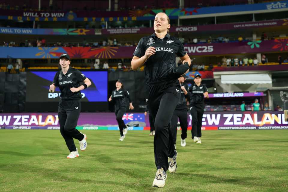 Jess Kerr makes her way out, New Zealand vs South Africa, Women's ODI World Cup, Indore, October 6, 2025