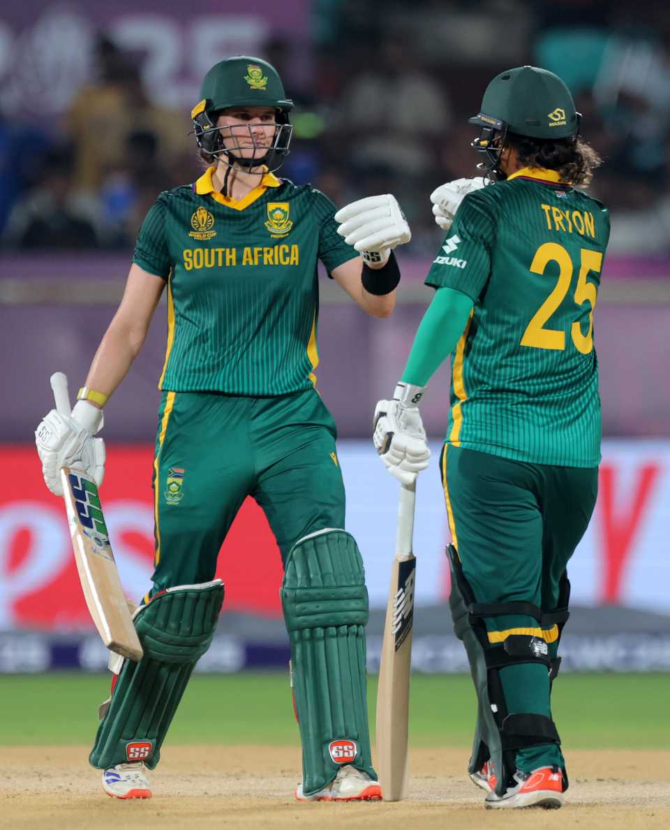 Laura Wolvaardt and Chloe Tryon put on a fighting partnership
