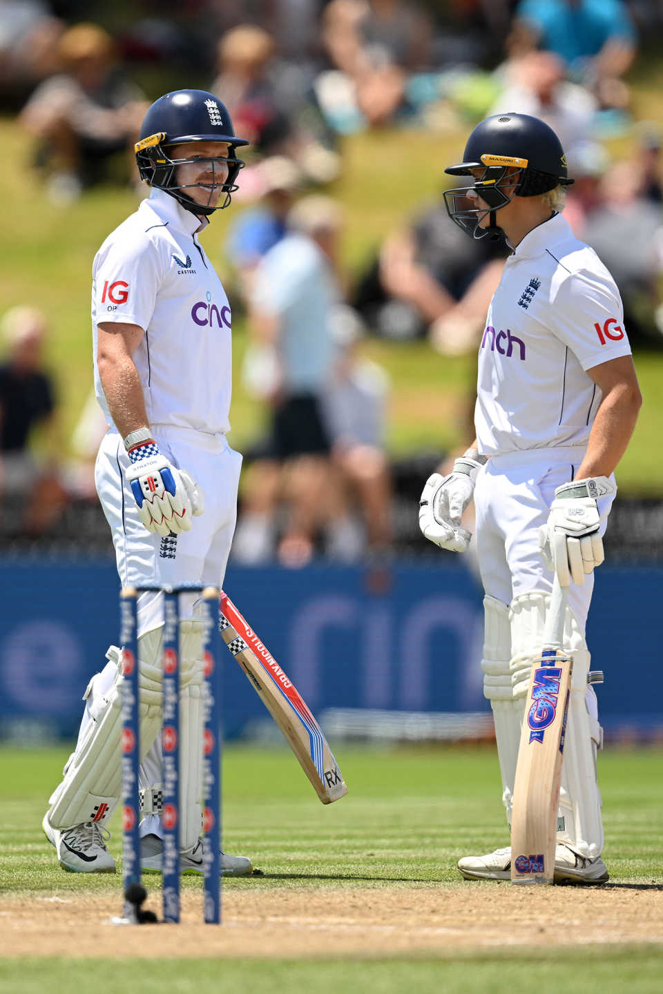 Ollie Pope and Jacob Bethell chat between overs, New Zealand vs England, 3rd Test, Hamilton, 4th day, December 17, 2024