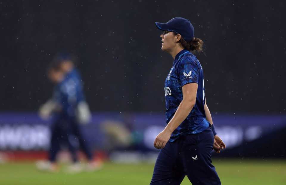 Nat Sciver -Brunt walks off as rain returned in Colombo, England vs Pakistan, Women's World Cup, Colombo, October 15, 2025