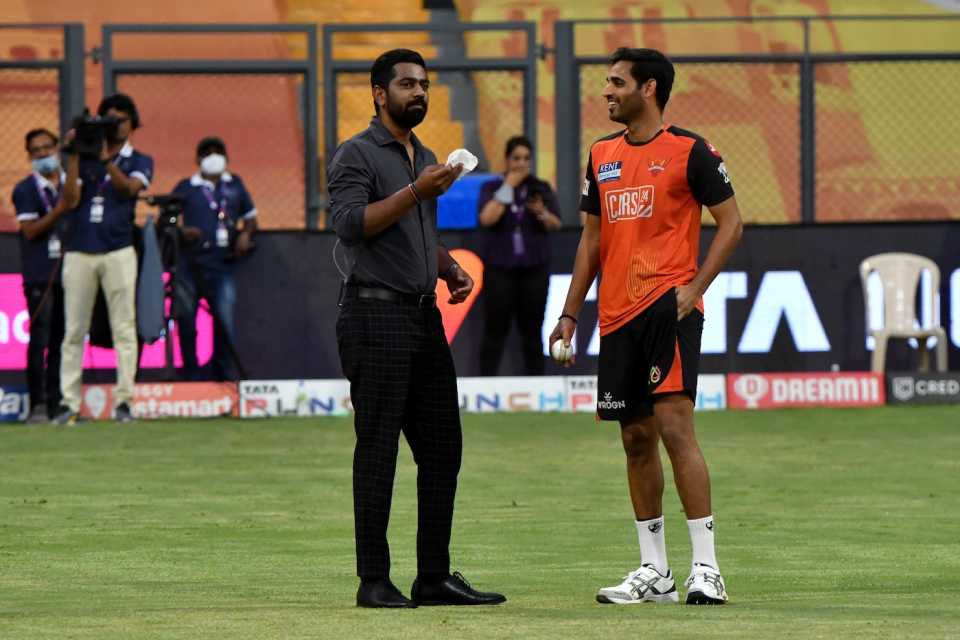 Abhinav Mukund chats with Bhuvneshwar Kumar before the game, Mumbai Indians vs Sunrisers Hyderabad, IPL 2022, Wankhede Stadium, Mumbai, May 17, 2022