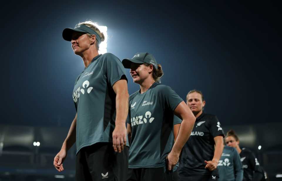 Sophie Devine leads her team off after losing to India, India vs New Zealand, Women's ODI World Cup, Navi Mumbai, October 23, 2025