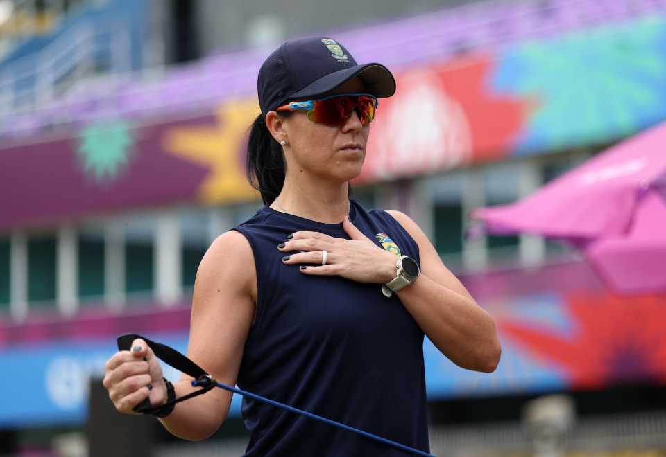 Marizanne Kapp warms up, England vs South Africa, Women's World Cup semi-final, Guwahati, October 29, 2025