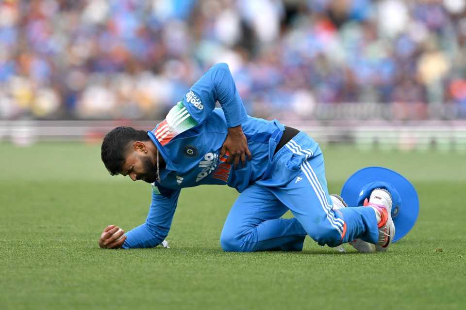 Shreyas Iyer clutches his side after taking a tumbling catch, Australia vs India, 3rd ODI, Sydney, October 25, 2025