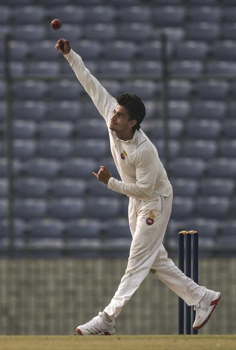Hrithik Shokeen tosses the ball up, Delhi vs Puducherry, Ranji Trophy 2025-26, 3rd day, Delhi, November 3, 2025