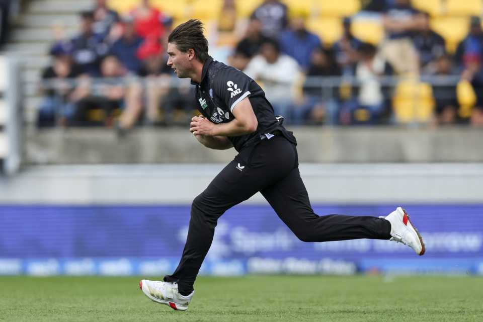 Zak Foulkes runs into bowl, New Zealand vs England, 3rd ODI, Wellington, November 1, 2025