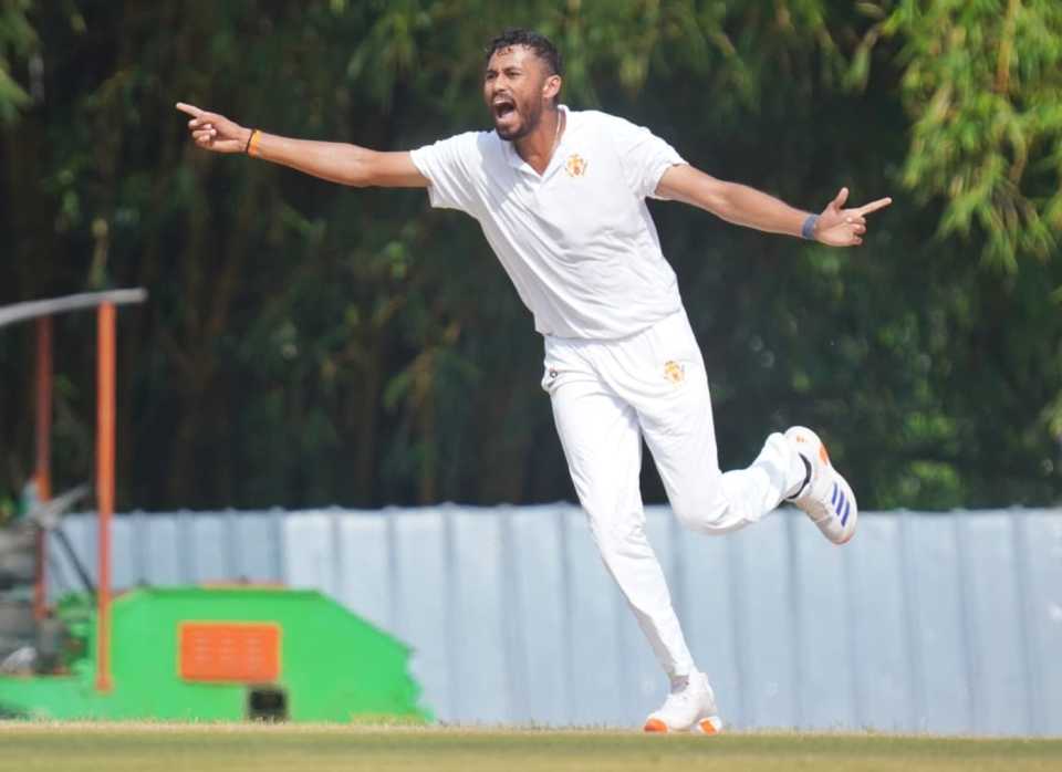 Vidwath Kaverappa was among the wickets for Karnataka, Kerala vs Karnataka, Ranji Trophy 2025-26, 4th day, Mangalapuram, November 4, 2025