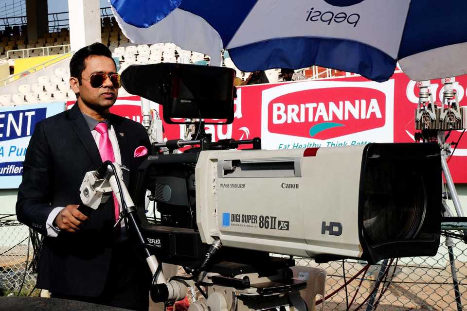 Commentator Aakash Chopra stands behind the camera, India v England, 2nd Test, Visakhapatnam, 5th day, November 21, 2016