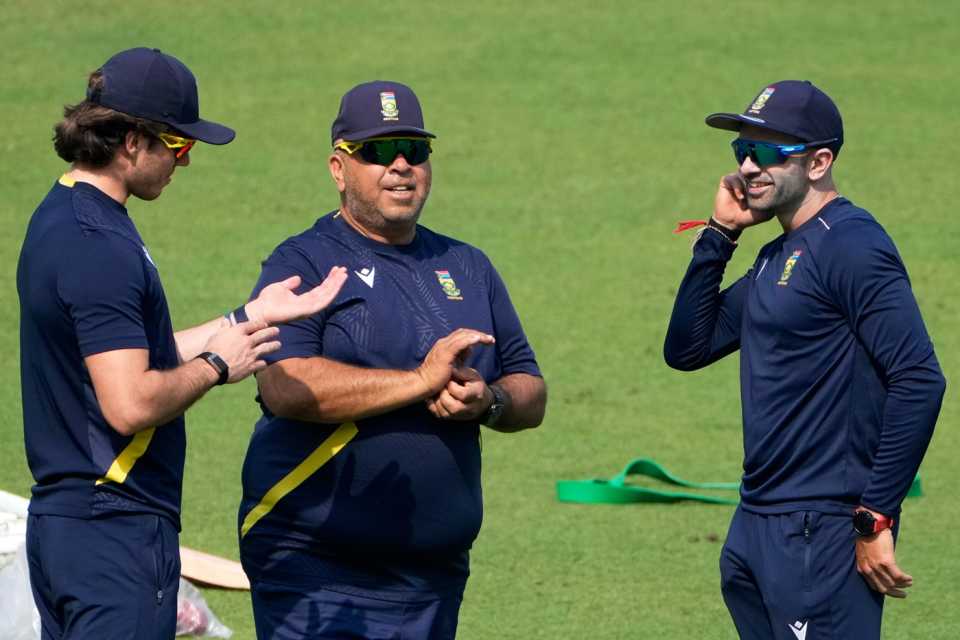 Shukri Conrad has a chat with Dewald Brevis and Keshav Maharaj, Kolkata, November 12, 2025