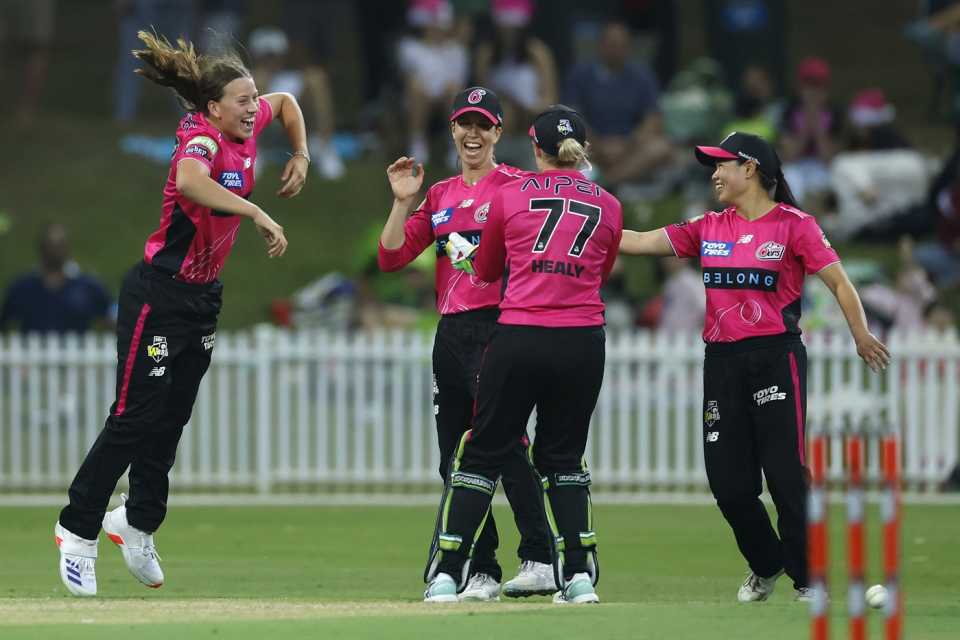 Caoimhe Bray became the seventh player to pick up a WBBL hat-trick, Sydney Thunder vs Sydney Sixers, Women's Big Bash League, Sydney, November 15, 2025