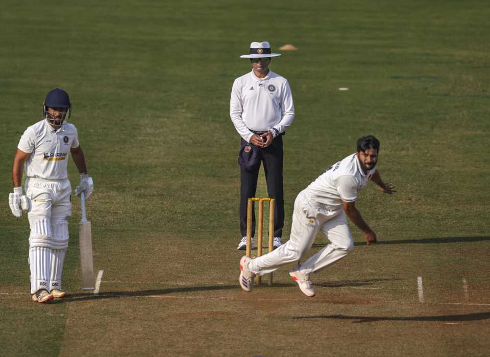 Shardul Thakur steams in to bowl a delivery, Mumbai vs Puducherry, Ranji Trophy, 3rd day, Mumbai, November 19, 2025
