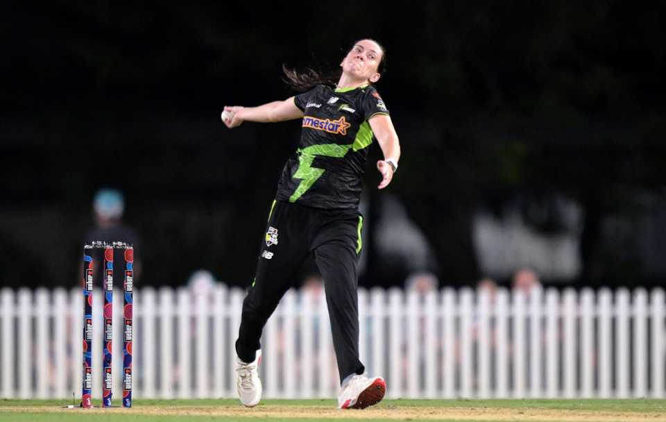 Em Arlott took three wickets for Sydney Thunder, Brisbane Heat vs Sydney Thunder, WBBL 2025-26, Brisbane, November 21, 2025