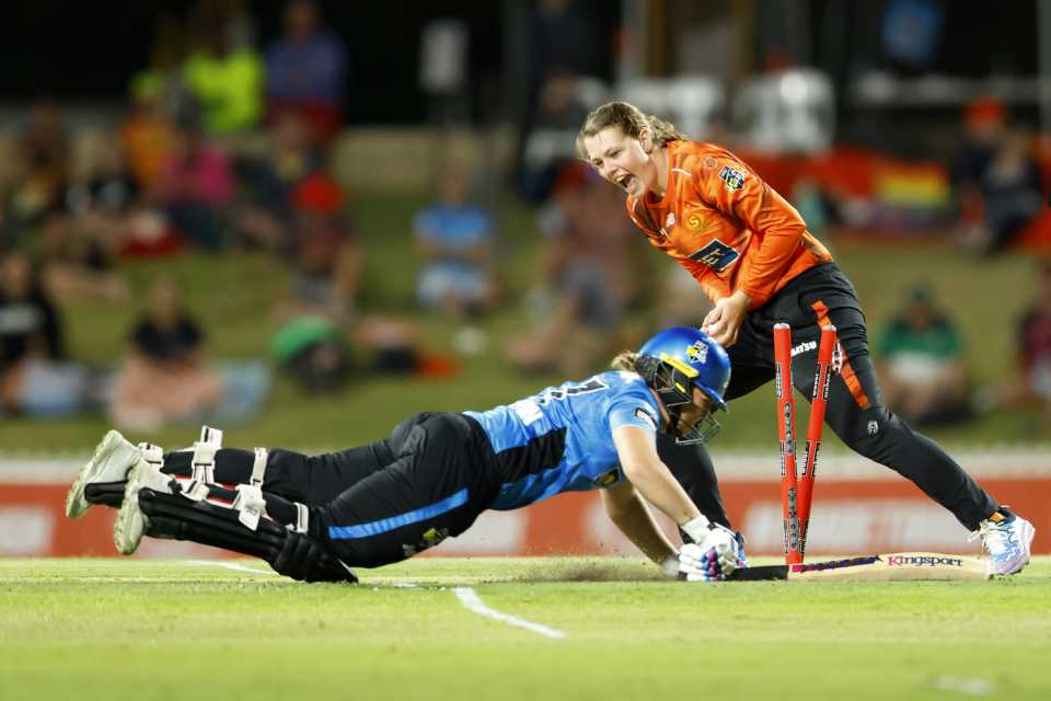 Amy Edgar took four wickets to seal a win for her team, Perth Scorchers vs Adelaide Strikers, 
WBBL, Perth, November 22, 2025