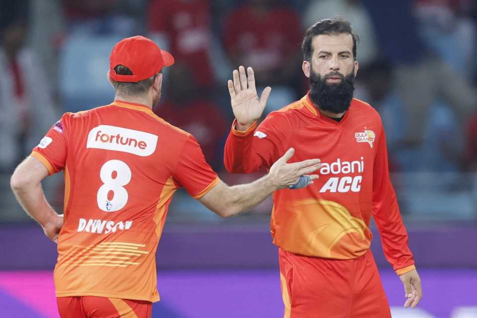 Moeen Ali celebrates a wicket with Liam Dawson, Dubai Capitals vs Gulf Giants, ILT20 2025-26, Dubai, December 6, 2025