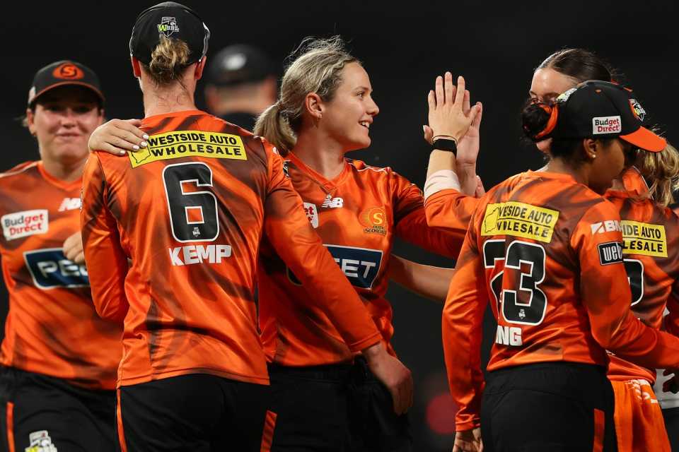 Lilly Mills celebrates a wicket, Perth Scorchers vs Melbourne Stars, WBBL, Knockout, Perth, December 9, 2025