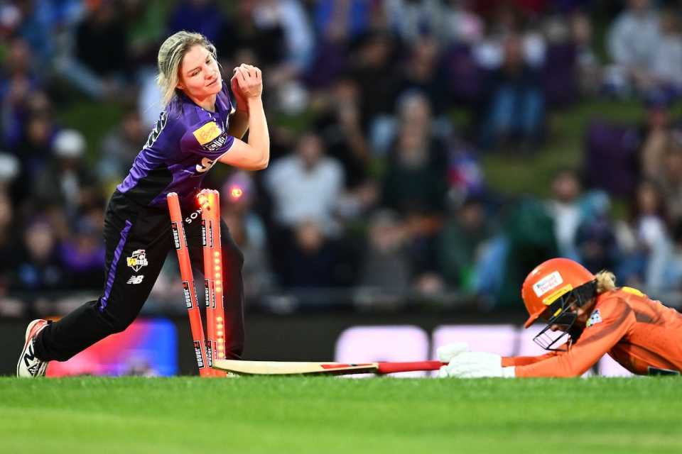 Nicola Carey attempts to run Paige Scholfield out, Hobart Hurricanes vs Perth Scorchers, WBBL final, Hobart, December 13, 2025