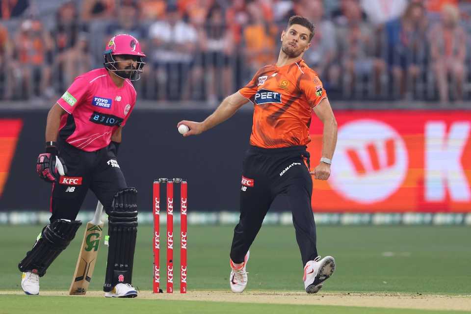 Aaron Hardie took the first wicket of the new season, Perth Scorchers vs Sydney Sixers, BBL 2025-26, Perth, December 14, 2025