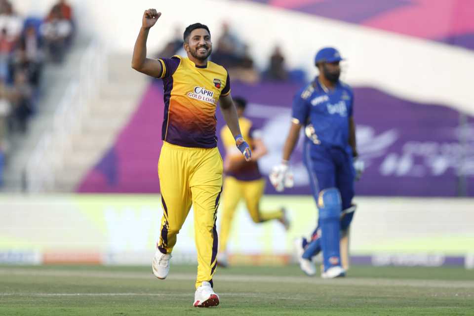 Junaid Siddique took two wickets in the same over, Sharjah Warriorz vs MI Emirates, ILT20 2025-26, Abu Dhabi, December 14, 2025