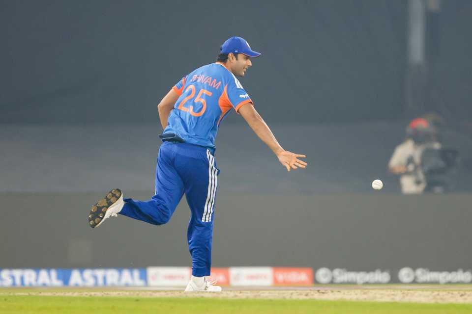 Shivam Dube took a one-handed catch to break South Africa's opening partnership, India vs South Africa, 5th T20I, Ahmedabad, December 19, 2025