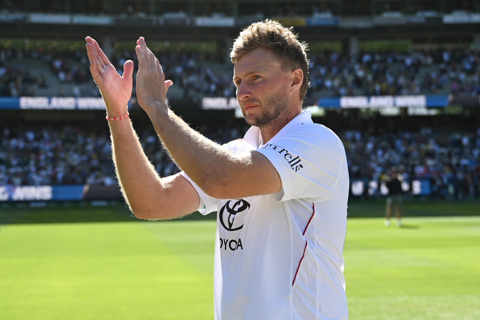 Joe Root applauds the England supporters, Australia vs England, 4th Test, Melbourne, 2nd day, December 27, 2025