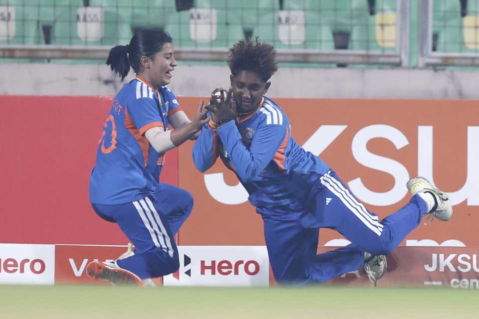 G Kamalini pulled off a juggling catch, India vs Sri Lanka, 4th Women's T20I, Thiruvananthapuram, December 28, 2025