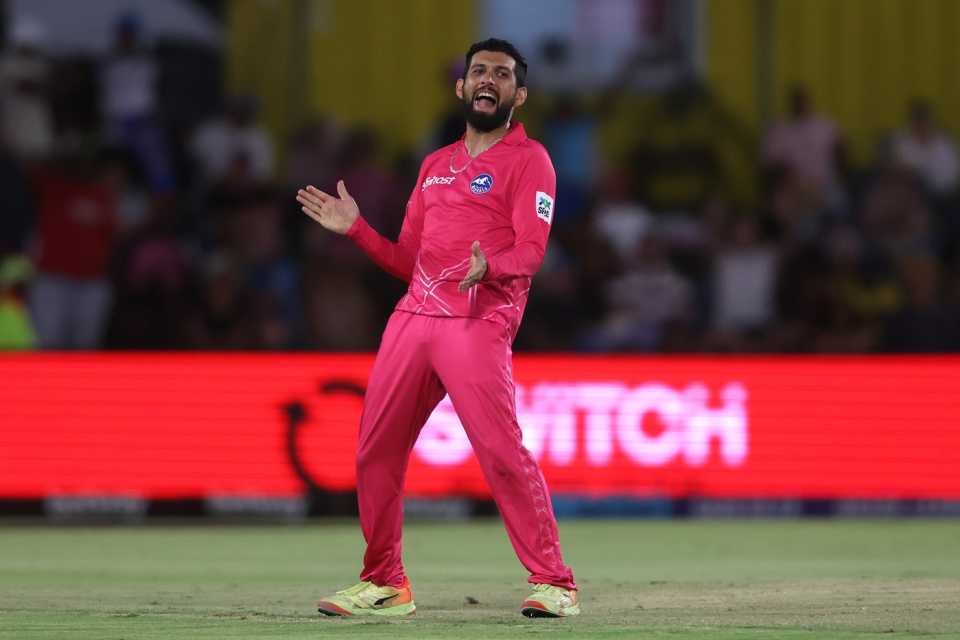 Sikandar Raza picked up 3 for 27 in his four overs, Paarl Royals vs MI Cape Town, SA 2026, Paarl, January 2, 2026