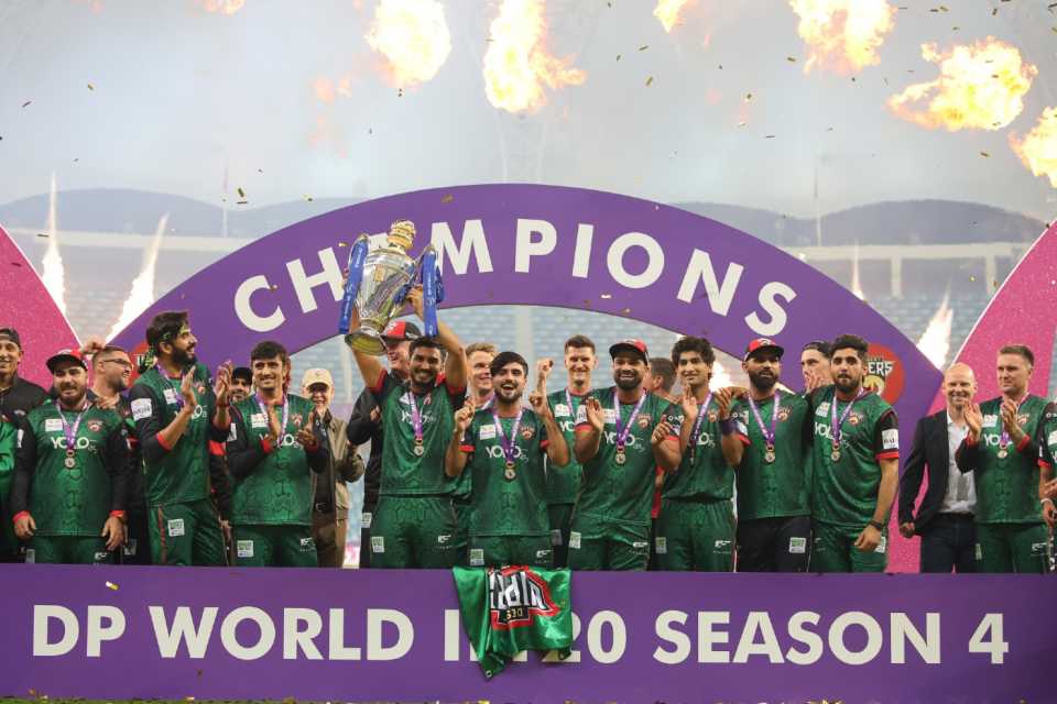The victorious Desert Vipers team hold the trophy aloft, Desert Vipers vs MI Emirates, ILT20, final, Dubai, January 4, 2026