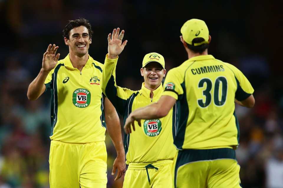 Mitchell Starc, Steven Smith and Pat Cummins celebrate a wicket, Australia vs Pakistan, 4th ODI, Sydney, January 22, 2017
