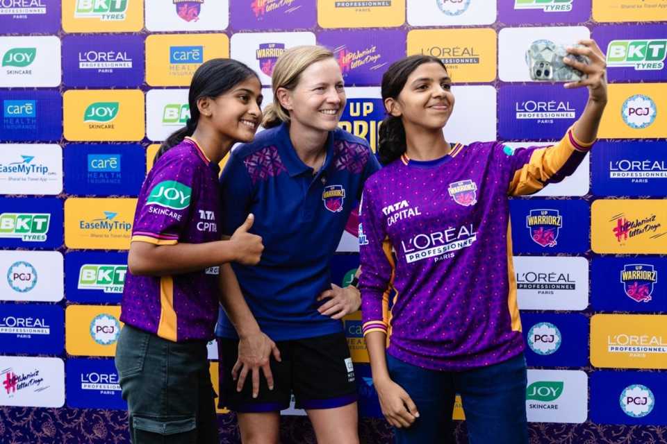 Meg Lanning poses with young UP Warriorz fans, Navi Mumbai, January 1, 2026