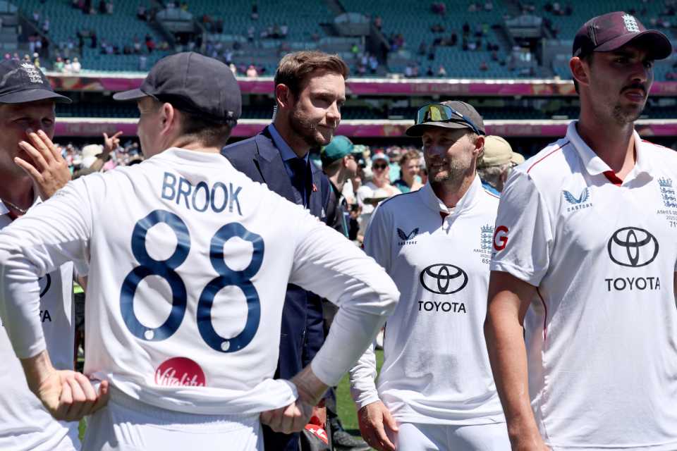 Stuart Broad talks to England's beaten players after the fifth Test at Sydney, Australia vs England, 5th Test, Sydney, January 8, 2025