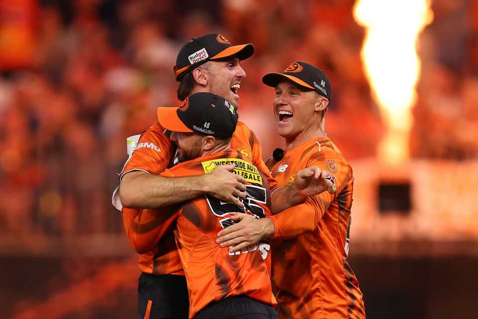 Perth Scorchers celebrate booking their spot in a home final, Perth Scorchers vs Sydney Sixers, BBL, Qualifier, Optus Stadium, January 20, 2026