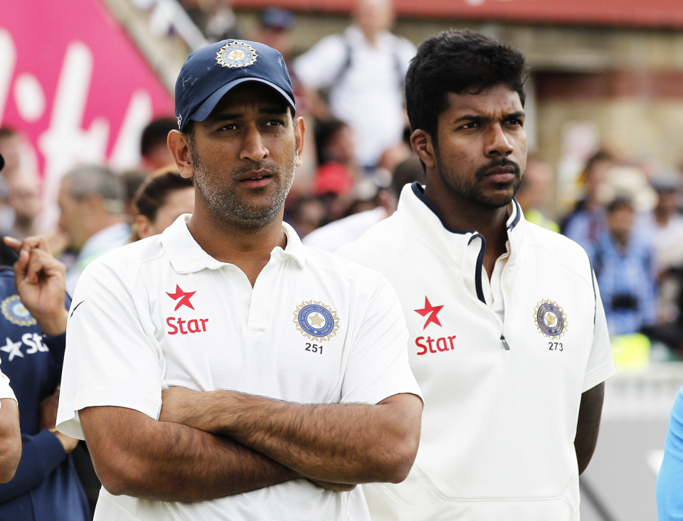 MS Dhoni and Varun Aaron look on, England v India, 5th Investec Test, The Oval, 3rd day, August 17, 2014