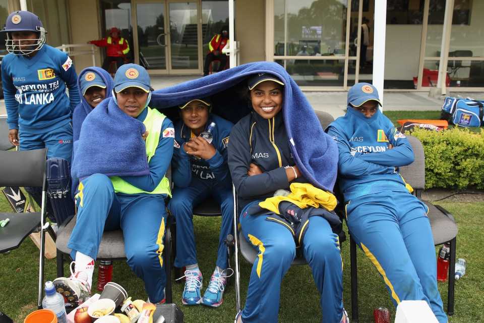 The Sri Lanka players huddle for warmth, New Zealand Women v Sri Lanka Women, 1st ODI, Lincoln, November 3, 2015