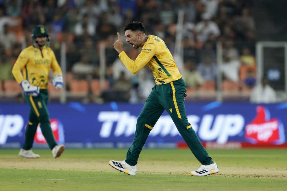 Keshav Maharaj turns into a passionate umpire after dismissing Glenn Phillips, New Zealand vs South Africa, T20 World Cup, Group D, Ahmedabad, February 14, 2026