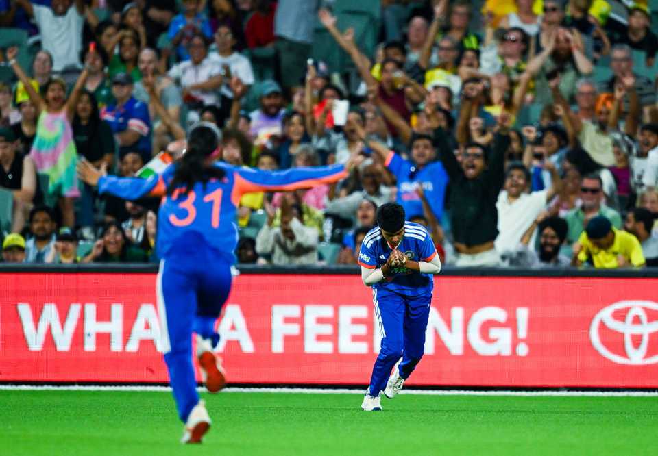 Shree Charani takes the catch to remove Beth Mooney, Australia vs India, 3rd T20I, Adelaide, February 21, 2026