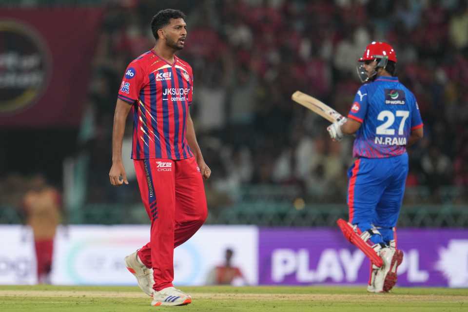 আইপিএলে দিল্লি বনাম লখনউ ম্যাচে গ্যালারিতে রণক্ষেত্র, সমর্থকদের হাতাহাতি থামাতে নামল পুলিশ