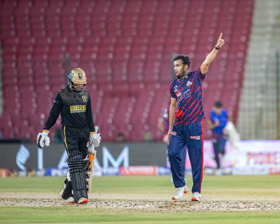 Abbas Afridi shows Usman Khan the way - literally, Karachi Kings vs Hyderabad Kingsmen, PSL 2026, Karachi, April 11, 2026