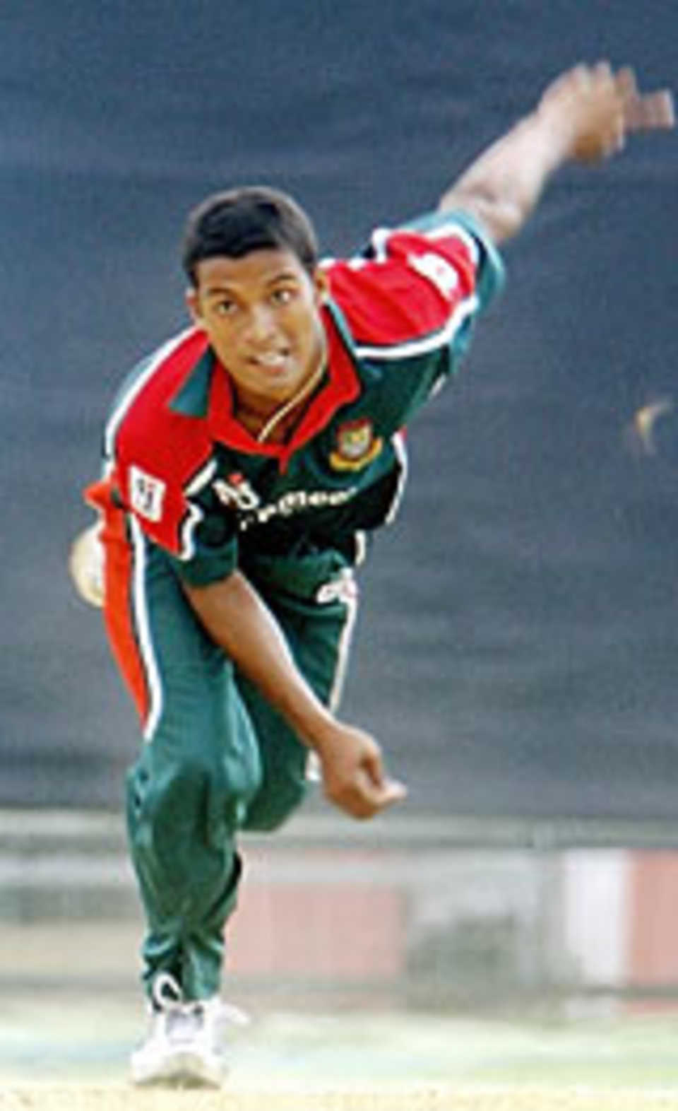 Nazmul Hossain in action, Bangladesh v New Zealand, 1st ODI, Chittagong, November 2, 2004